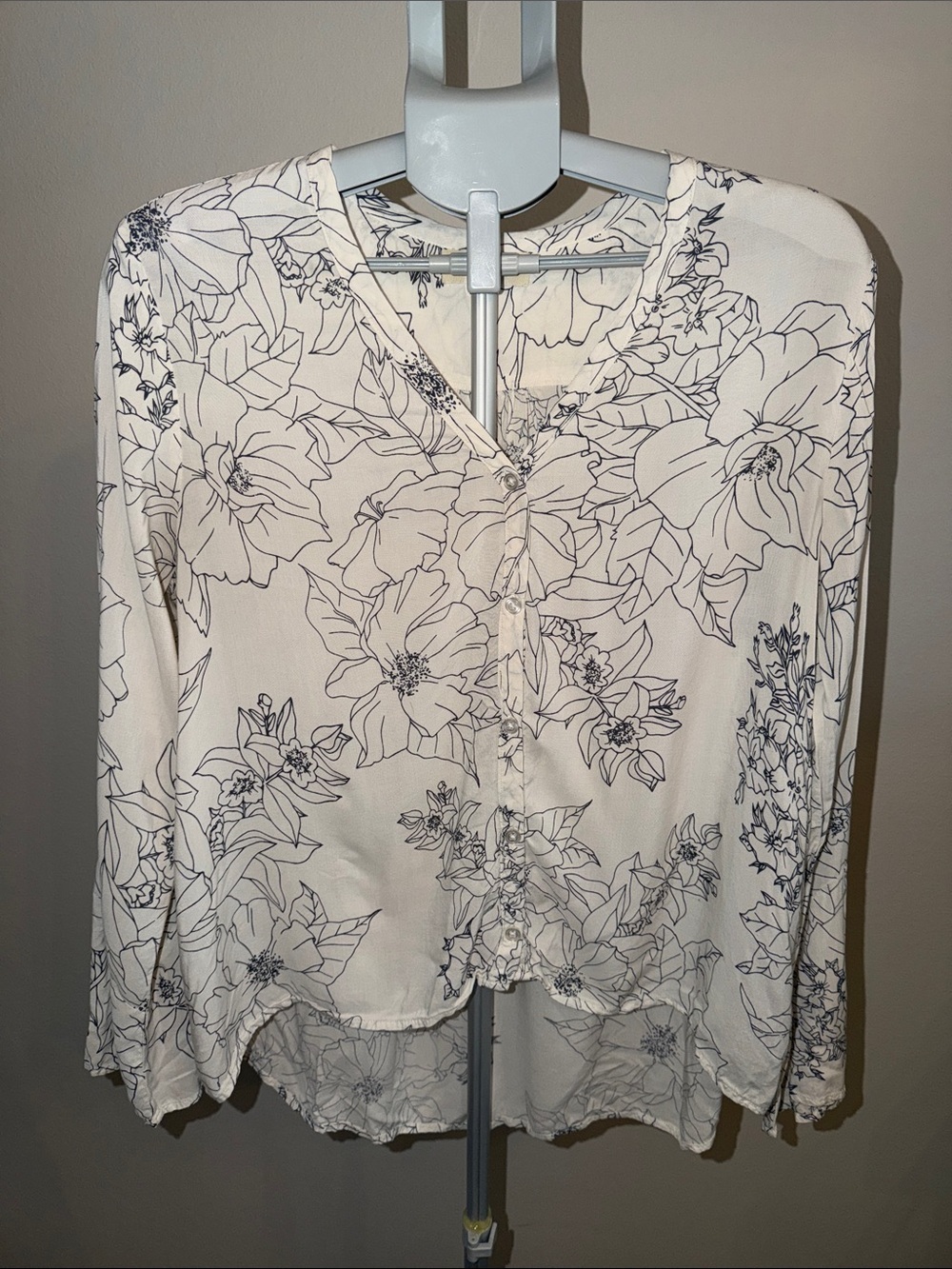 Anthropologie Cloth & Stone Cream Floral Button-Front V-Neck Blouse